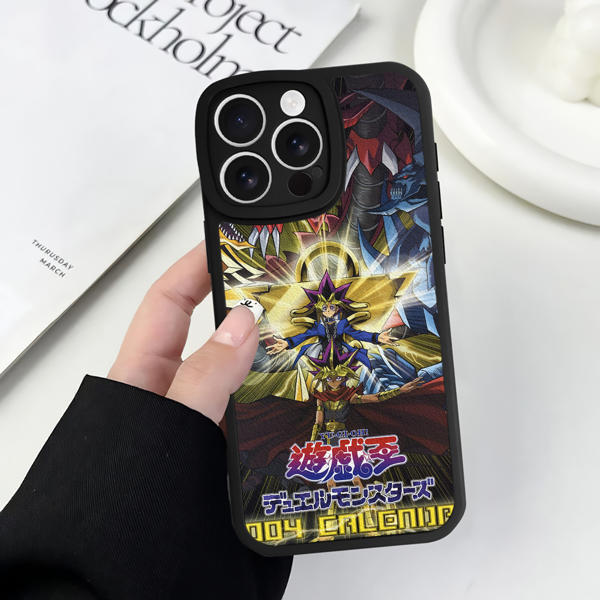 （画像用） 遊☆戯☆王 Yu-Gi-Oh! 【iPhone 16シリーズ対応】シリコンスマホケース（レザー調） 材質：シリコン